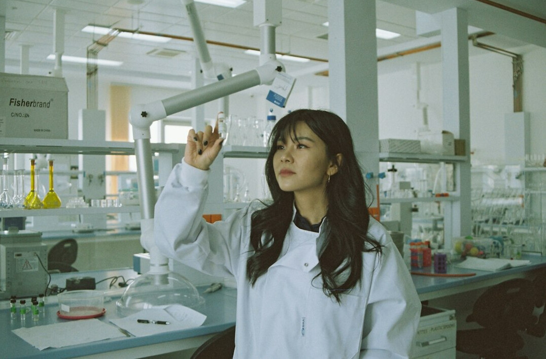 forensic scientist lab
